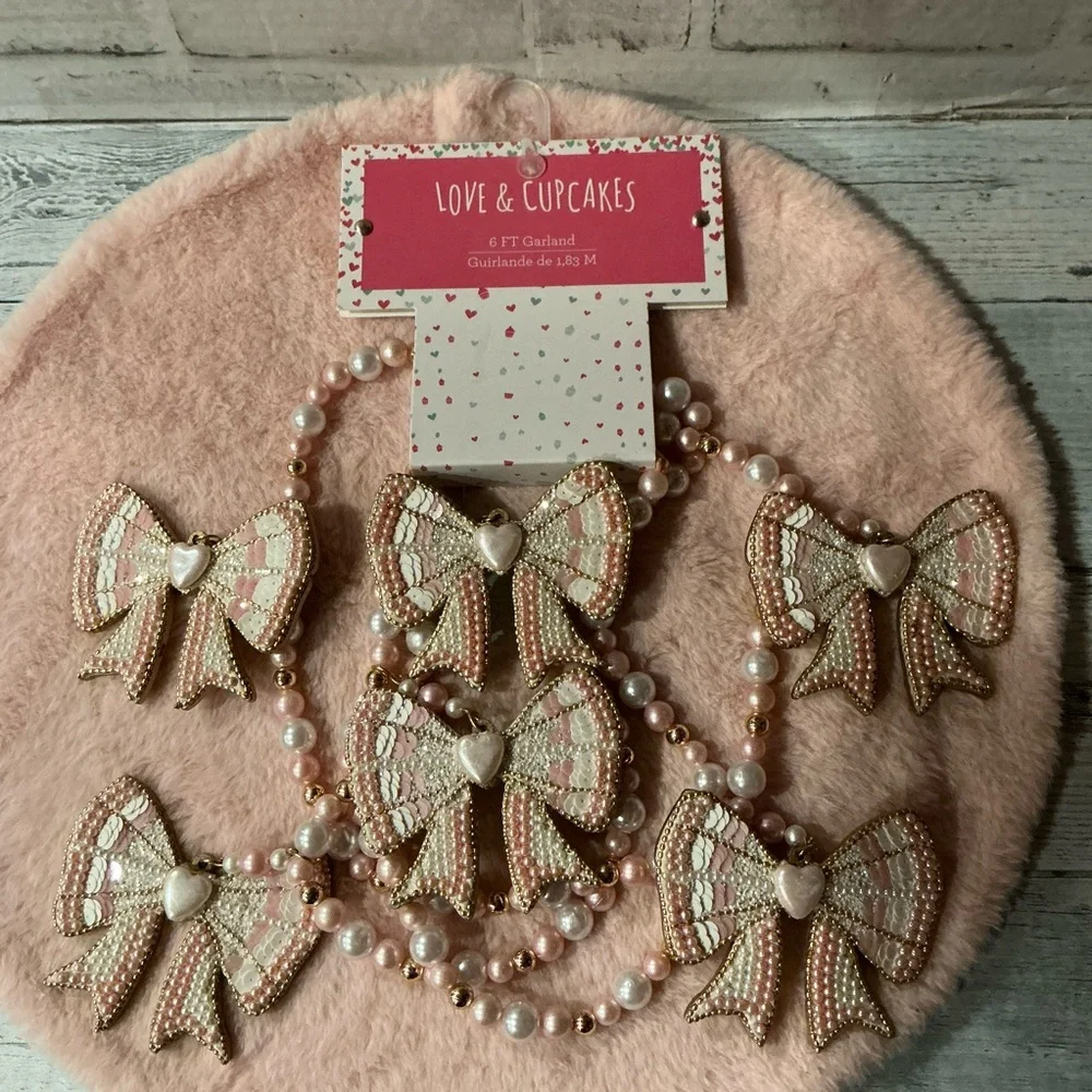 LOVE AND CUPCAKES Beaded Bow Garland Decor